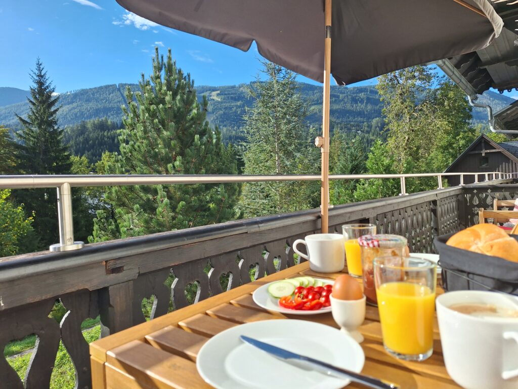 perfekter Ort für ein Frühstück auf dem Balkon