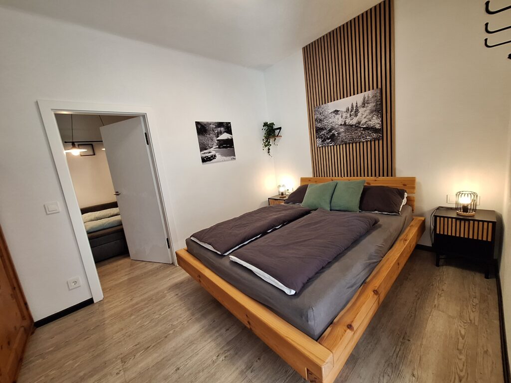 modernes Schlafzimmer mit geräumigem Queensize-Bett