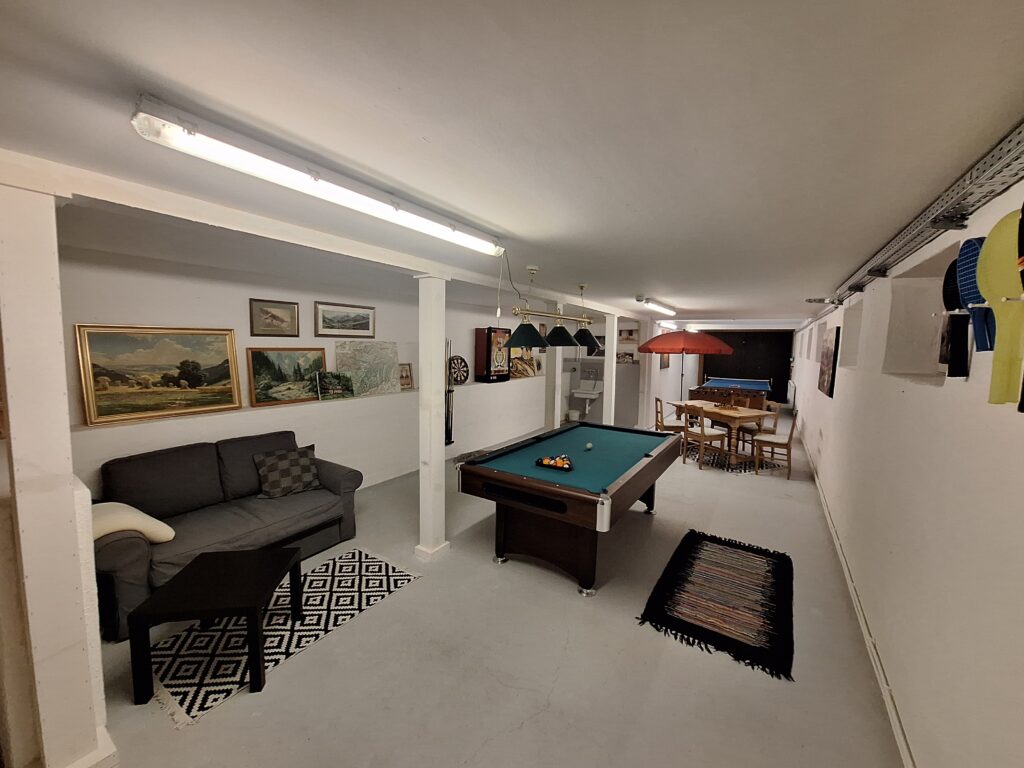 Spieleraum mit Billardtisch, Tischtennis und Tischkicker in der Pension Prielkreuz in Hinterstoder.