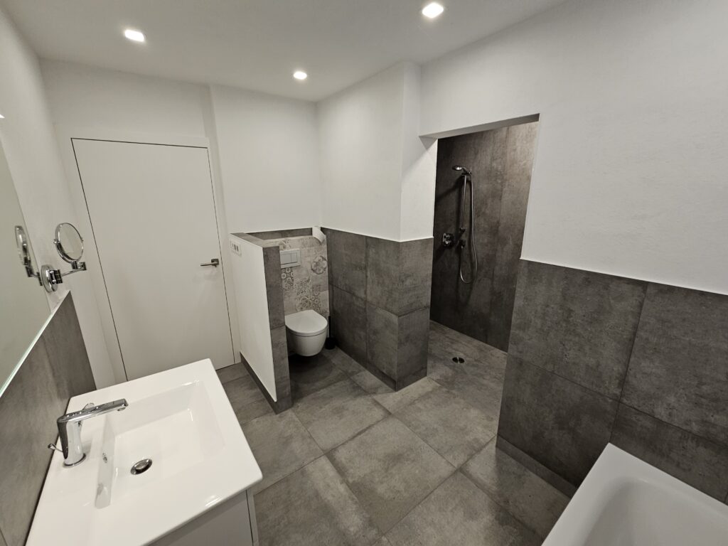 Modernes Badezimmer mit Badewanne und Regendusche