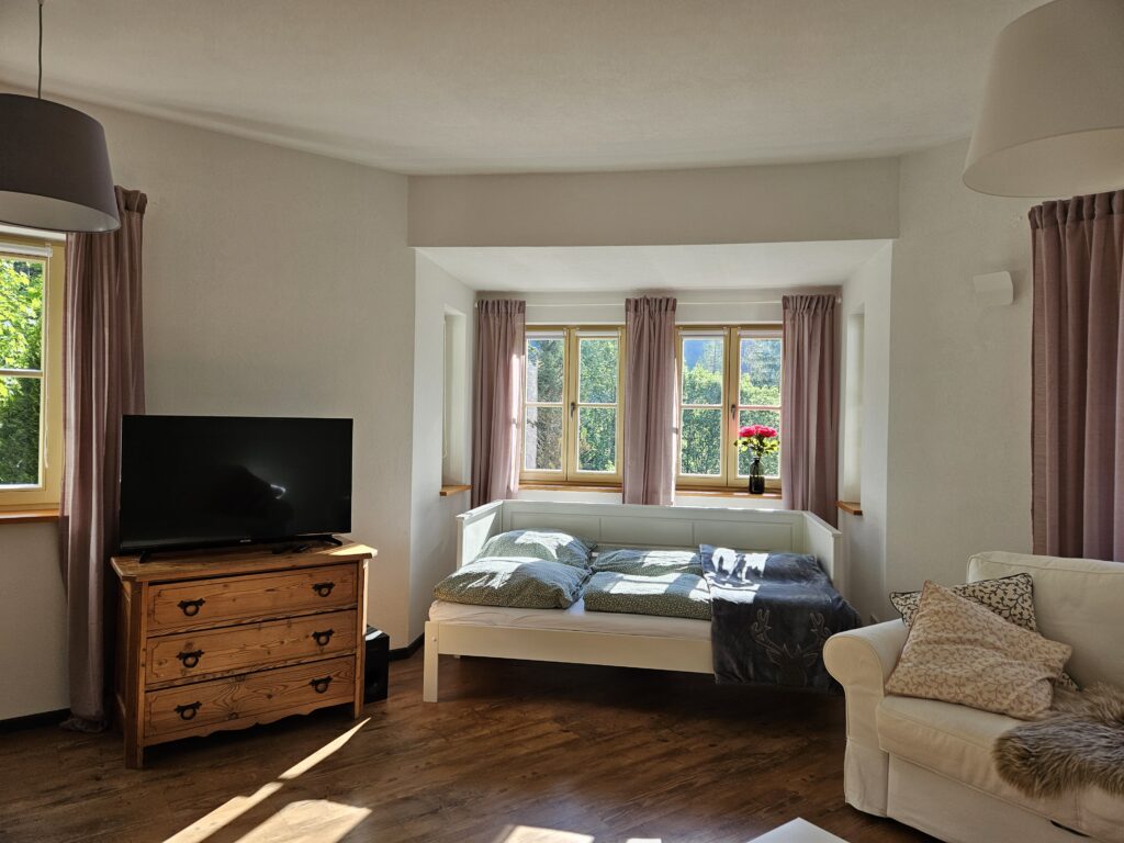 Ferienwohnung Bergnest in Hinterstoder – großzügiger Wohnbereich mit Schlafecke
