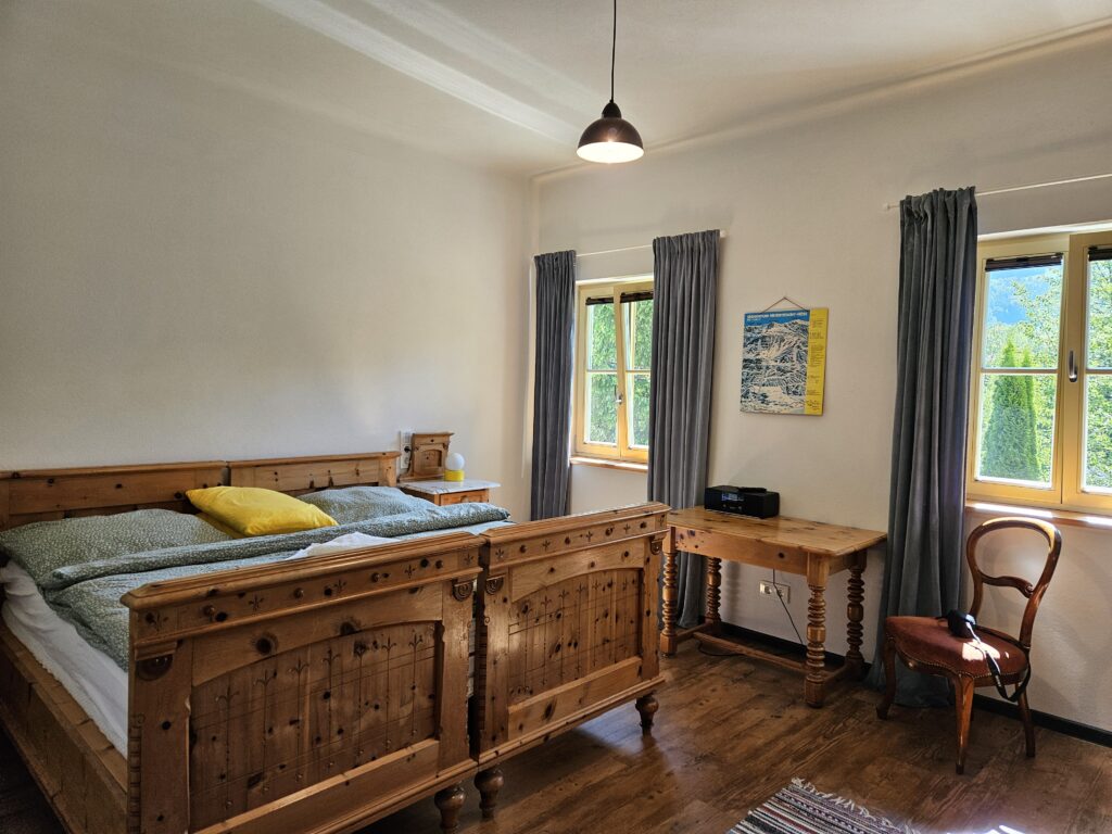 Großzügiges Schlafzimmer der Ferienwohnung Bergnest