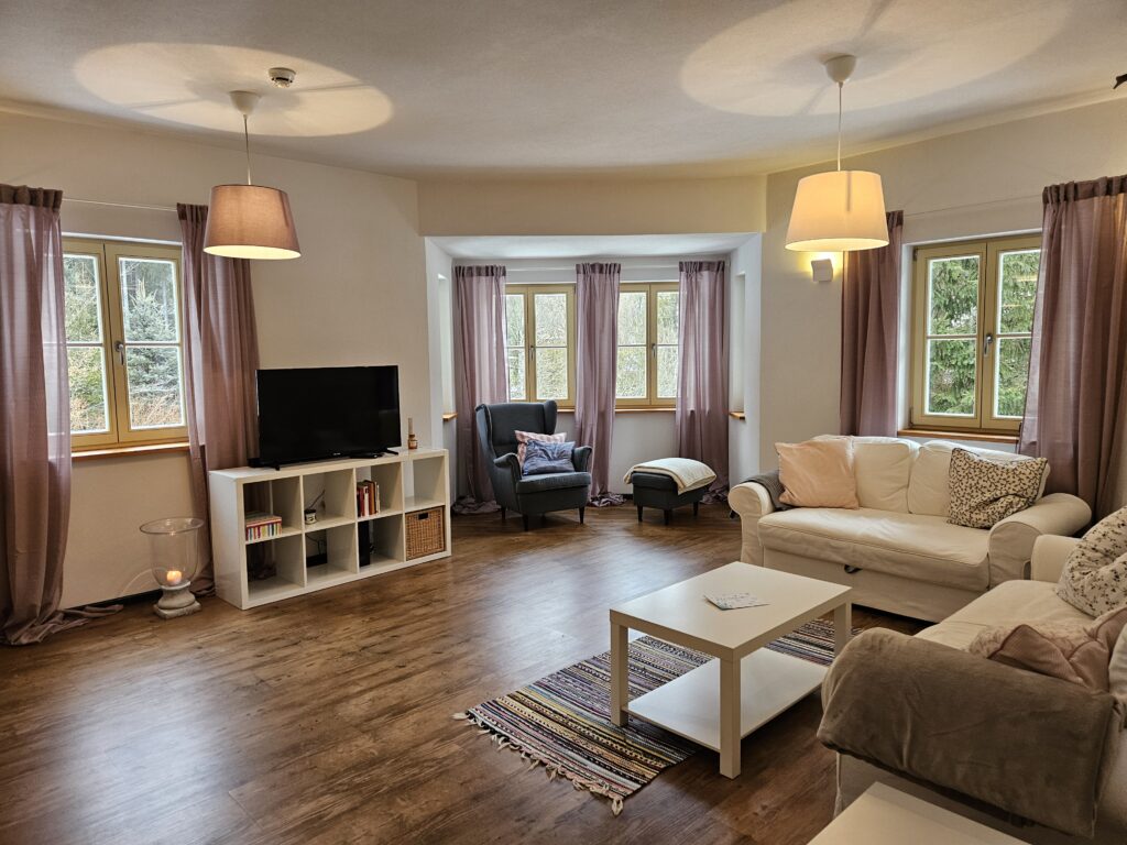 Großes Wohnzimmer mit alpinem Charme