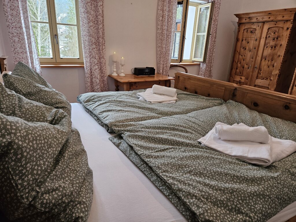 Gemütliches Schlafzimmer mit Kingsize Bett