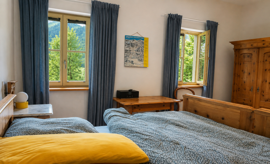Gemütliches Schlafzimmer mit der Natur direkt vorm Fenster