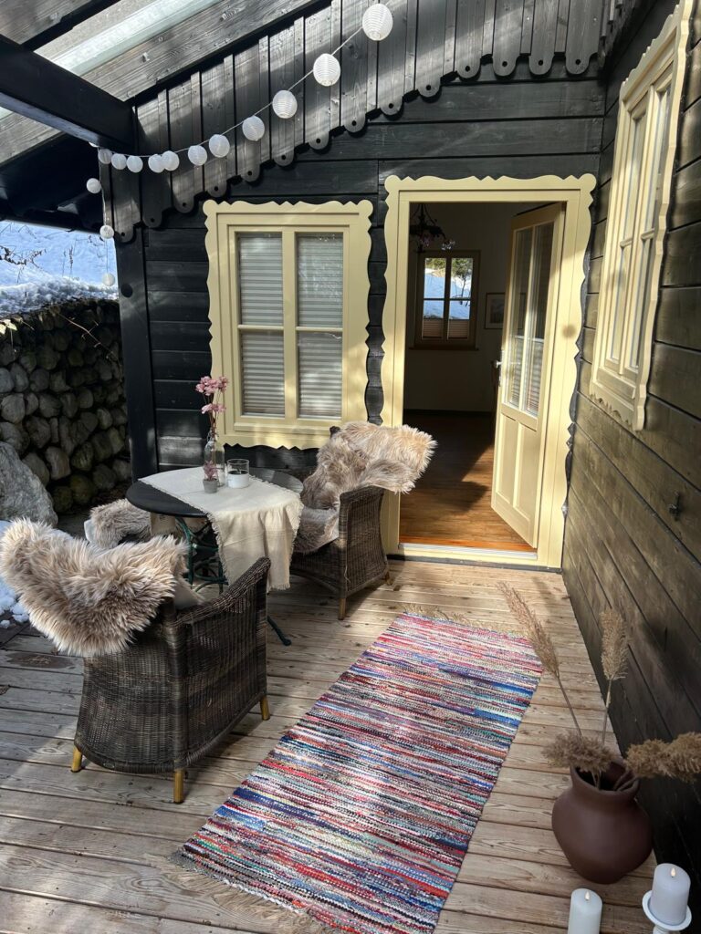 Winterlich überdachte Terrasse für sonnige Stunden zu jeder Jahreszeit