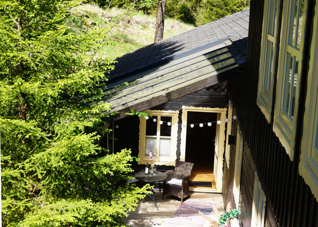 Private überdachte Terrasse der Ferienwohnung Bergnest in Hinterstoder
