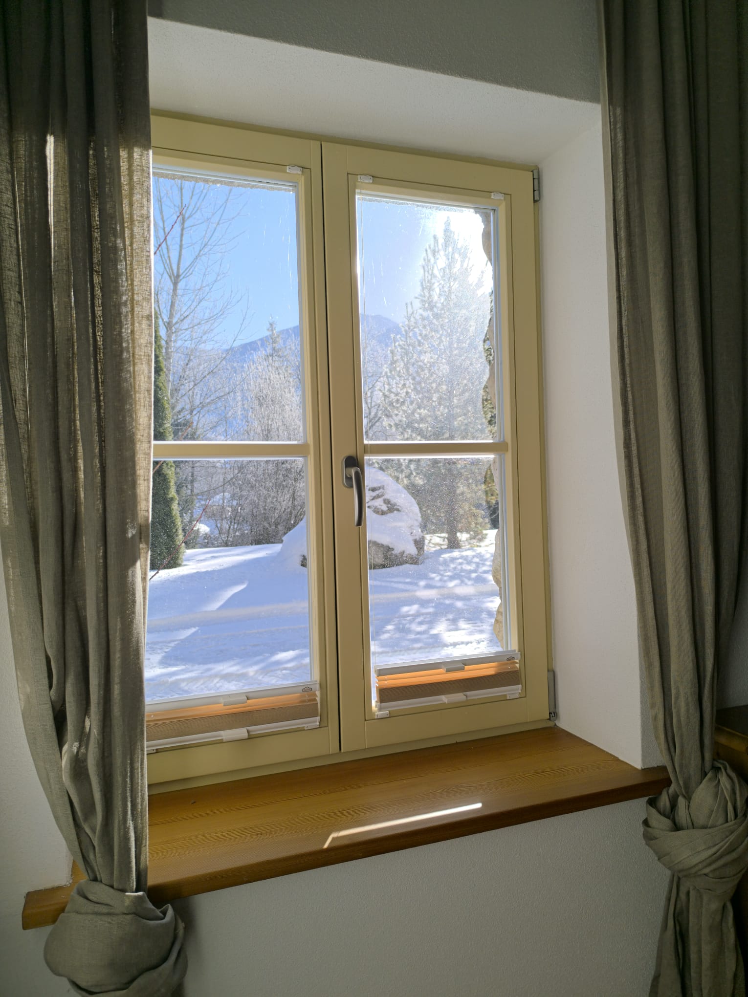Ausblick auf die Berge aus dem Fenster der Ferienwohnung Wiesenblick in der Pension Prielkreuz in Hinterstoder.